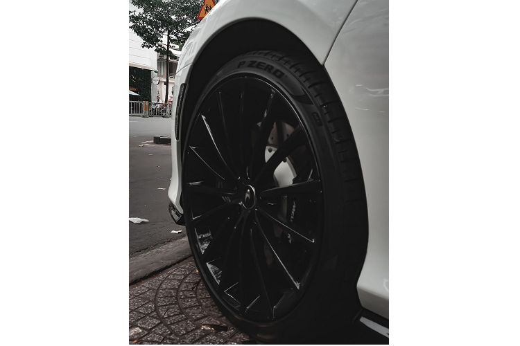 McLaren GT thừa hưởng hệ thống treo Optimal Control Theory từ 720S cho khả năng cách âm và vận hành cực kỳ ổn định, êm ái. “Trái tim” của McLaren GT là khối động cơ tăng áp kép V8, dung tích 4.0L tạo ra 620 mã lực và 630 Nm momen xoắn tại dải vòng tua 5.500 - 6.500 vòng/phút.