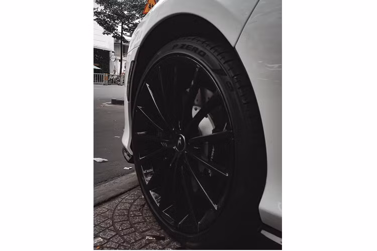 McLaren GT thừa hưởng hệ thống treo Optimal Control Theory từ 720S cho khả năng cách âm và vận hành cực kỳ ổn định, êm ái. “Trái tim” của McLaren GT là khối động cơ tăng áp kép V8, dung tích 4.0L tạo ra 620 mã lực và 630 Nm momen xoắn tại dải vòng tua 5.500 - 6.500 vòng/phút.