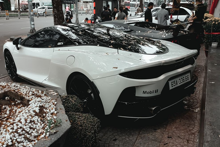 Ở lần xuất hiện này, McLaren GT đã được chủ nhân đưa về màu sơn ngoại thất trắng nguyên bản. Trước đó, xe từng được thay nhiều màu “áo” bằng phương pháp dán decal.