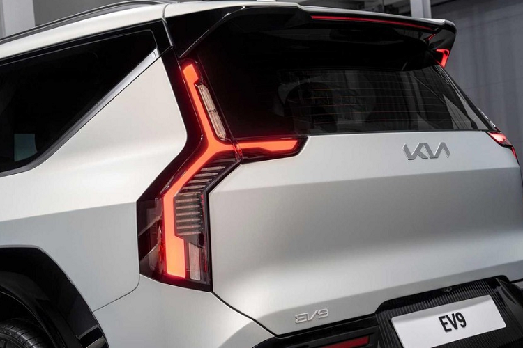 Chưa hết, trên mẫu ô tô điện này còn có nhiều chi tiết màu đen bóng như ốp cua lốp, nẹp trên cửa và cản sau. Khác với phiên bản concept, Kia EV9 2024 vẫn dùng gương chiếu hậu truyền thống thay vì camera kỹ thuật số. Cũng như VinFast VF9, Kia EV9 2024 sở hữu nội thất 6 chỗ hoặc 7 chỗ ngồi, tùy phiên bản. Bên trong xe có nhiều chi tiết thiết kế nằm ngang nhằm tạo cảm giác rộng rãi hơn.