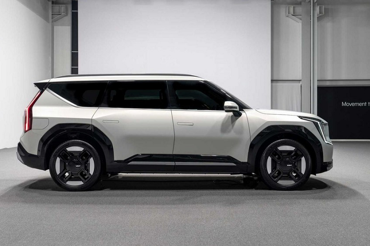 Ngoài ra, mẫu ô tô điện mới của Kia còn có nắp ca-pô dập gân thể thao, hốc gió trung tâm rộng và tấm ốp gầm giả màu bạc trên cản trước. Ở bên sườn, Kia EV9 2024 thu hút sự chú ý bằng những đường dập gân và cắt xẻ sắc sảo ở chắn bùn.