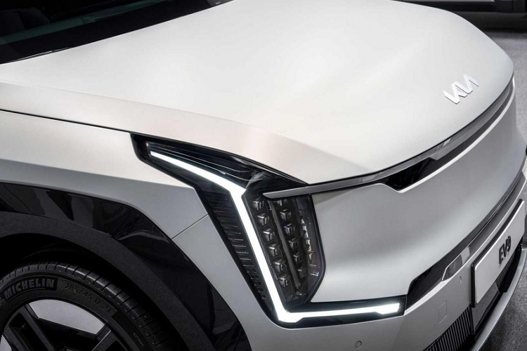 Bản thân thiết kế ngoại thất của Kia EV9 2024 cũng rất độc đáo và táo bạo. Được áp dụng ngôn ngữ thiết kế Opposites United tương tự EV6, mẫu xe này giống như phiên bản thuần điện của SUV cỡ lớn Kia Telluride. Trên đầu xe, Kia EV9 2024 không có lưới tản nhiệt vì là ô tô điện.