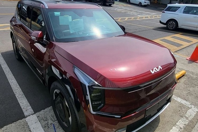 Nếu giá bán trên là chính xác thì mẫu xe SUV Kia EV9 2024 sẽ rẻ hơn VinFast VF9 tại Việt Nam. Mới được bàn giao cho khách hàng Việt, VinFast VF9 có giá không kèm pin là 1,491 tỷ đồng với bản Eco và 1,685 tỷ đồng ở bản Plus. Trong khi đó, giá bán kèm pin của xe là 1,97 tỷ đồng ở bản Eco và 2,178 tỷ đồng ở bản Plus.