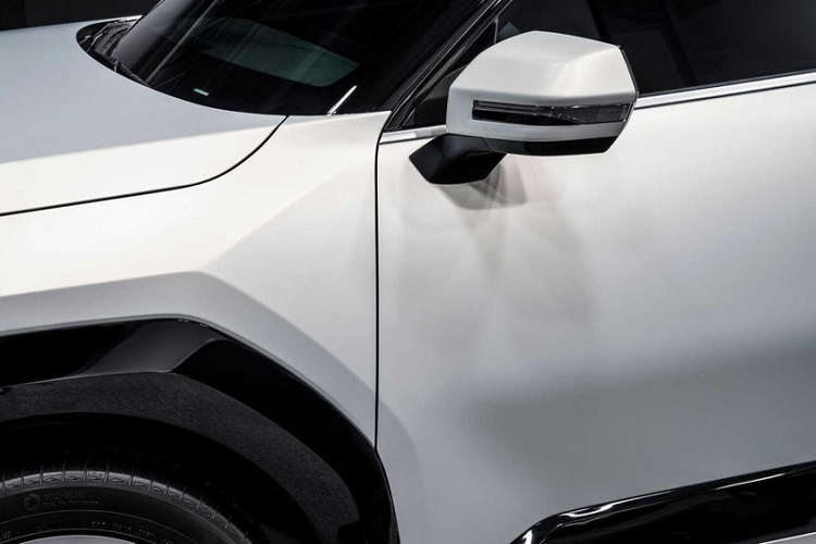 Trước mặt người lái là vô lăng có thiết kế tương tự các mẫu xe xăng của Hyundai như Tucson hay Elantra. Đằng sau vô lăng là 3 màn hình nối liền với nhau và đặt nổi trên mặt táp-lô. Trong đó, bảng đồng hồ kỹ thuật số và màn hình cảm ứng trung tâm đều có kích thước 12,3 inch.