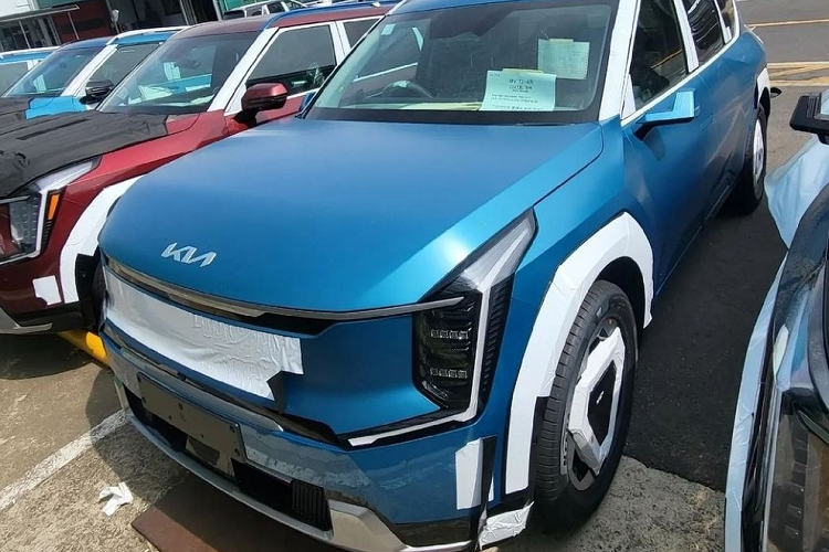 Đến nay, một số thông tin Kia EV9 2024 tại Hàn Quốc đã bị rò rỉ. Được biết, hãng Kia hiện đã nhận cọc dành cho mẫu SUV thuần điện này ở Hàn Quốc. Đến khoảng tháng 5 năm nay, xe sẽ được bán ra tại thị trường nội địa với 3 phiên bản là Air, Earth và GT. Mức giá xe Kia EV9 2024 dao động từ 78 - 90 triệu Won (khoảng 1,4 tỷ - 1,622 tỷ đồng).