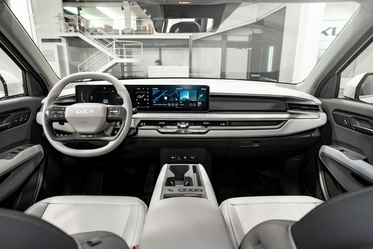 Tương tự nhiều mẫu xe Hyundai đời mới như Kona hay Sonata, Kia EV9 2024 cũng có cần số điện tử nằm phía sau vô lăng. Ở giữa 2 ghế trước là cụm điều khiển trung tâm 2 tầng với tầng trên tích hợp hộc đựng cốc và sạc không dây trong khi tầng dưới đi kèm ngăn chứa đồ.