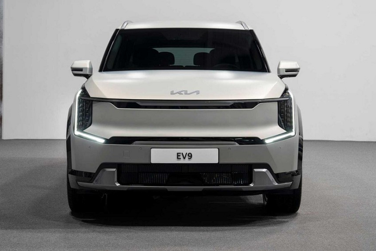 Bên cạnh đó là 4 màu sơn nhám, gồm có xanh Ocean Blue, bạc Ivory Silver, xanh lá Iceberg Green và xám Panthera Metal. Ngoài ra, một đoạn video được đăng trên mạng xã hội Tiktok còn cho thấy thiết kế khóa thông minh khá thú vị của mẫu ô tô điện này. Khóa xe có thiết kế đơn giản, hiện đại và đi kèm logo Kia màu xanh lá.