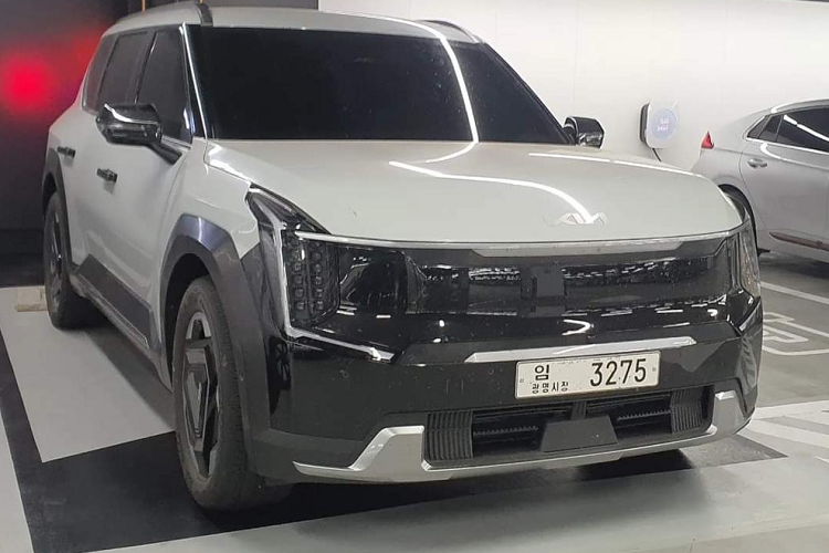 Dự kiến, trong triển lãm Ô tô Seoul 2023 khai mạc vào ngày 30/3 tới đây, hãng Kia sẽ mang EV9 đến trưng bày và giới thiệu. Tuy nhiên, trước thời điểm đó, mẫu SUV thuần điện này đã bị bắt gặp trên đường phố Hàn Quốc. Qua những hình ảnh này, có thể thấy được 3 màu sắc của Kia EV9 mới, bao gồm xanh dương, đỏ và trắng.