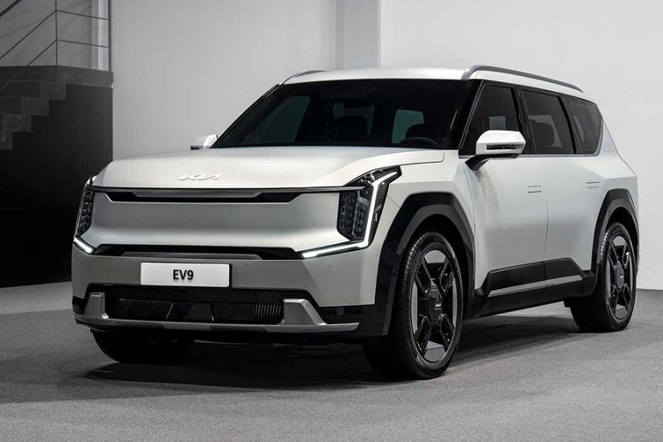 Mới đây, hãng xe Kia đã chính thức vén màn mẫu SUV điện cỡ lớn EV9 hoàn toàn mới. Tuy nhiên, vào thời điểm đó, hãng xe Hàn Quốc chưa công bố nhiều thông số của mẫu xe SUV điện Kia EV9 2024 mới này.