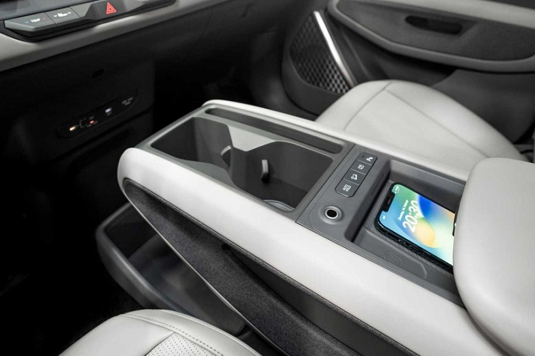 Những trang bị đáng chú ý khác của xe gồm có hệ thống đèn viền, các chi tiết ốp kim loại, cổng USB Type C, hàng ghế thứ 2 có thể xoay 180 độ để các hành khách giao tiếp với nhau dễ dàng hơn và hàng ghế cuối có đủ hộc đựng cốc cũng như cổng sạc. 2 hàng ghế sau đương nhiên có thể gập gọn xuống sàn để tăng thể tích khoang hành lý.