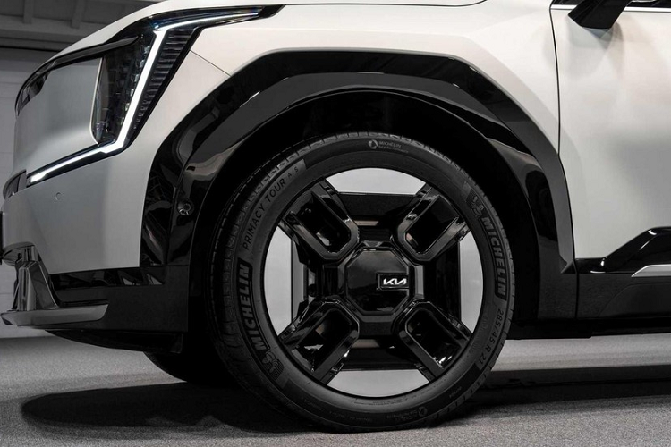 Bên cạnh đó là tay nắm cửa nằm chìm vào thân xe, các cột sơn màu đen, đường chân kính mạ crôm hất lên ở cột D và bộ vành hợp kim 21 inch với thiết kế khí động lực học. Trong khi đó, phía sau xe có cụm đèn hậu nằm dọc và cũng lấy cảm hứng thiết kế từ bản đồ sao. Bên dưới cản sau xuất hiện tấm ốp gầm màu bạc cỡ lớn.