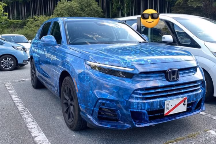 Bên cạnh mục tiêu điện hóa, Honda cũng tỏ ra rất tham vọng trong việc nghiên cứu các loại động cơ sử dụng nhiên liệu mới. Hồi cuối năm 2022, hãng xe Nhật Bản cho biết công ty đang phát triển phiên bản Honda CR-V chạy pin hydrogen. Sau gần một năm, có vẻ như kế hoạch này đang dần hoàn thành khi mà mới đây, xe đã được Honda tiến hành chạy thử nghiệm tại Mỹ và Nhật Bản.