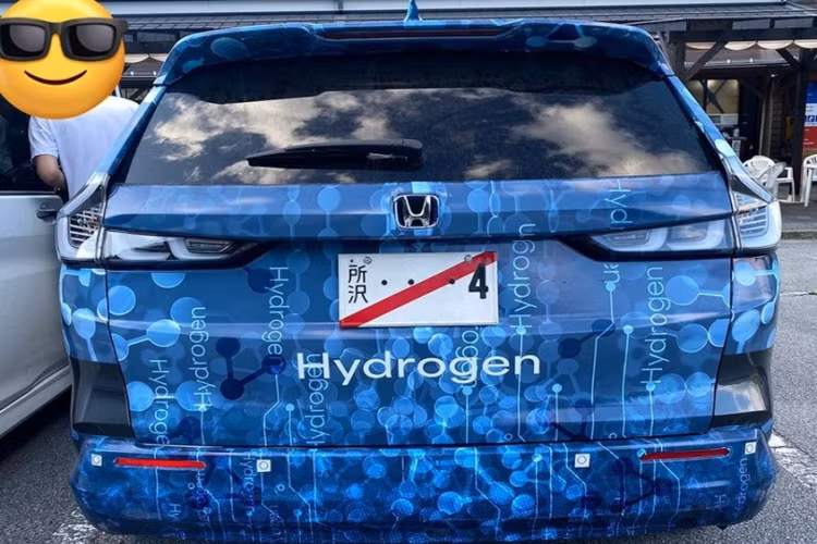 Công ty Honda cho rằng điều này sẽ giúp người dùng có thể sạc xe như ôtô điện thông thường để chạy hàng ngày hoặc đổ nhiên liệu hydro nhanh chóng như đổ xăng để đi đường dài trong bối cảnh hạ tầng trạm bơm hydrogen vẫn chưa được phổ biến.