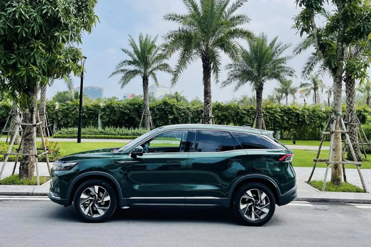 Bên trong cabin, chiếc SUV “chinh phục” người dùng với không gian nội thất cao cấp và phong phú trang bị. Điển hình như ghế bọc da, hàng ghế đầu chỉnh điện, nhớ vị trí ghế lái, ghế lái tự động lùi khi tắt động cơ, sưởi/thông gió cả hai hàng ghế, cửa sổ trời toàn cảnh, màn hình kép có độ phân giải cao, trợ lý ảo