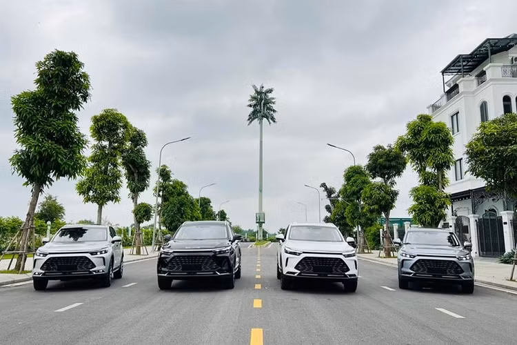 Như vậy, với mức giá bán mới như hiện tại, Beijing X7 Premium tại Việt Nam hiện đang rẻ hơn so với các đối thủ như Mazda CX-5 giá 749 triệu đồng, Kia Sportage 859 triệu đồng hay Peugeot 3008 979 triệu đồng. Beijing X7 được giới thiệu tới người tiêu dùng Việt lần đầu tiên vào khoảng tháng 10/2020. Đến đầu quý II/2022 mẫu xe này có phiên bản nâng cấp.