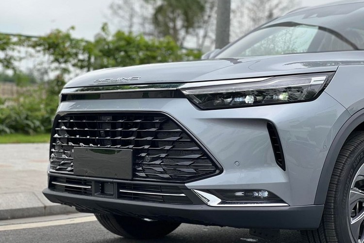 Bên cạnh đó, mẫu SUV xuất xứ Trung Quốc còn sở hữu nhiều tính năng thông minh hỗ trợ người lái như cảnh báo quá tốc độ, camera 360 độ hiển thị 3D, nhận dạng đối tượng động tốc độ thấp, cảnh báo chệch làn, hỗ trợ giữ làn, đèn pha thông minh, cảnh báo điểm mù, ga tự động thích ứng, hỗ trợ lái xe khi tắc đường và giảm thiểu va chạm.