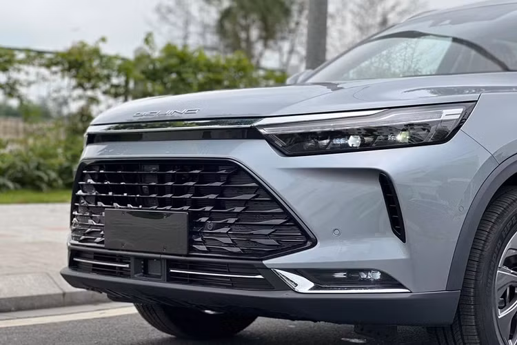 Bên cạnh đó, mẫu SUV xuất xứ Trung Quốc còn sở hữu nhiều tính năng thông minh hỗ trợ người lái như cảnh báo quá tốc độ, camera 360 độ hiển thị 3D, nhận dạng đối tượng động tốc độ thấp, cảnh báo chệch làn, hỗ trợ giữ làn, đèn pha thông minh, cảnh báo điểm mù, ga tự động thích ứng, hỗ trợ lái xe khi tắc đường và giảm thiểu va chạm.