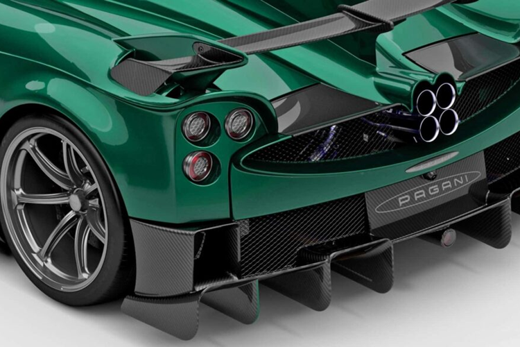 Trước khi thêm các dung dịch và nhiên liệu, Imola Roadster nặng khoảng 1.250 kg (2.776 pound), tương đương với trọng lượng của chiếc supermini. Pagani Imola Roadster trang bị động cơ V12 dung tích 6.0 lít, hai tăng áp do AMG phát triển, sản sinh công suất cực đại 838 mã lực và mô-men xoắn 1.100 Nm (811 pound-feet).