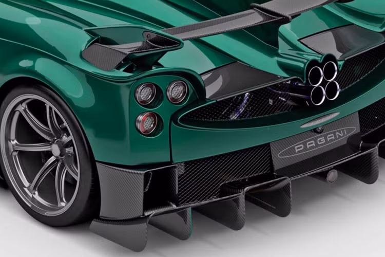 Trước khi thêm các dung dịch và nhiên liệu, Imola Roadster nặng khoảng 1.250 kg (2.776 pound), tương đương với trọng lượng của chiếc supermini. Pagani Imola Roadster trang bị động cơ V12 dung tích 6.0 lít, hai tăng áp do AMG phát triển, sản sinh công suất cực đại 838 mã lực và mô-men xoắn 1.100 Nm (811 pound-feet).