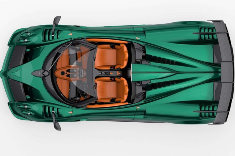 Sức mạnh của xe truyền tới hệ thống dẫn động cầu sau và hộp số tuần tự 7 cấp được phát triển bởi Xtrac đặc biệt cho Pagani. Pagani Imola Roadster đạt tốc độ tối đa giới hạn điện tử 350 km/h (217 mp/h).