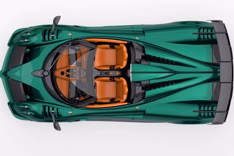 Sức mạnh của xe truyền tới hệ thống dẫn động cầu sau và hộp số tuần tự 7 cấp được phát triển bởi Xtrac đặc biệt cho Pagani. Pagani Imola Roadster đạt tốc độ tối đa giới hạn điện tử 350 km/h (217 mp/h).