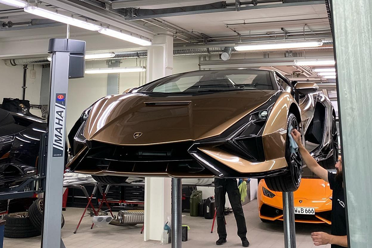 Sau gần 1 năm ra mắt, tháng 7/2021, siêu xe Lamborghini Sian Roadster mới được bàn giao đến đại lý Lamborghini Stuttgart. Đến nay chiếc xe vấn trong tình trạng hoàn hảo, odo của xe ở mức 50 km và đang được chào bán ở mức 4,4 triệu Euro, tương đương hơn 4,7 triệu USD (khoảng hơn 110 tỷ đồng).