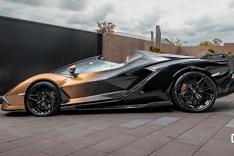 Lamborghini Sian cũng là chiếc xe động cơ lai đầu tiên của hãng siêu bò và cũng chính là nguồn cảm hứng để các kỹ sư Lamborghini tạo nên Revuelto.