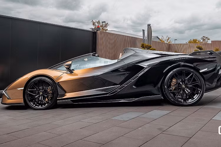 Lamborghini Sian cũng là chiếc xe động cơ lai đầu tiên của hãng siêu bò và cũng chính là nguồn cảm hứng để các kỹ sư Lamborghini tạo nên Revuelto.