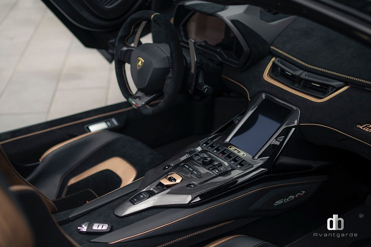 Điểm nhấn của khoang cabin chính là đường chỉ và họa tiết tương phản tông màu đồng Oro Electrum. Lamborghini Sian Roadster trang bị động cơ V12 hút khí tự nhiên 6.5L, sản sinh công suất 785 mã lực, khi kết hợp động cơ hybrid, công suất của xe nâng lên 819 mã lực. 