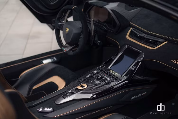 Điểm nhấn của khoang cabin chính là đường chỉ và họa tiết tương phản tông màu đồng Oro Electrum. Lamborghini Sian Roadster trang bị động cơ V12 hút khí tự nhiên 6.5L, sản sinh công suất 785 mã lực, khi kết hợp động cơ hybrid, công suất của xe nâng lên 819 mã lực. 