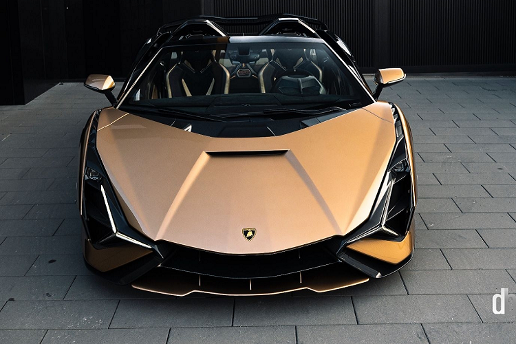 Sian Roadster được Lamborghini giới thiệu toàn cầu vào tháng 7/2020, chiếc Lamborghini Sian FKP 37 Roadster mới là phiên bản mui trần và mẫu siêu xe này chỉ sản xuất giới hạn 19 chiếc, khác với số lượng của Coupe lên đến 63 xe.