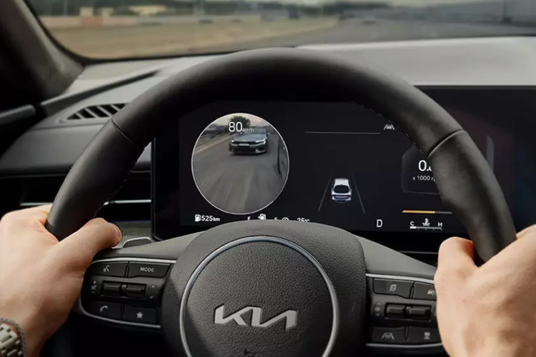 Có thể thấy rõ điều này qua đèn màu cam nằm trên chắn bùn trước của xe. Đoạn video cho thấy mẫu xe sedan Chiếc Kia K5 2024 dành cho thị trường Mỹ và Hàn Quốc có thiết kế ngoại thất không khác biệt. Ở phiên bản mới, mẫu sedan hạng trung này đã được cải tiến thiết kế ở cả khu vực đầu xe và phía sau.