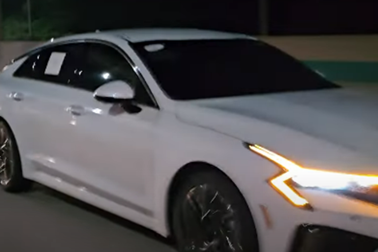 Dự đoán, động cơ của Kia K5 mới ở thị trường Mỹ không có gì thay đổi. Xe vẫn sẽ có 2 tùy chọn động cơ, tùy theo phiên bản. Đầu tiên là động cơ xăng 4 xi-lanh, tăng áp, dung tích 1.6L với công suất tối đa 180 mã lực và mô-men xoắn cực đại 264 Nm. Động cơ đồng hành cùng hộp số tự động 8 cấp, hệ dẫn động cầu trược hoặc 4 bánh toàn thời gian.