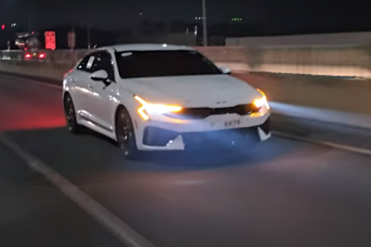 Ngoài ra, xe còn có cửa cốp chỉnh điện, kính cách âm 2 lớp, camera hành trình cả trước lẫn sau, tính năng cập nhật phần mềm qua Wifi, công nghệ khóa kỹ thuật số Digital Key 2, máy quét vân tay, màn hình hiển thị thông tin kính lái HUD và ghế sau gập 60:40.