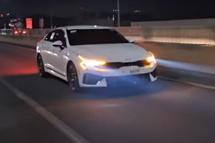 Ngoài ra, xe còn có cửa cốp chỉnh điện, kính cách âm 2 lớp, camera hành trình cả trước lẫn sau, tính năng cập nhật phần mềm qua Wifi, công nghệ khóa kỹ thuật số Digital Key 2, máy quét vân tay, màn hình hiển thị thông tin kính lái HUD và ghế sau gập 60:40.