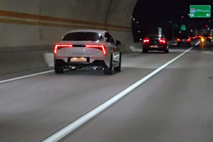 Trang bị an toàn của xe cũng được nâng cấp với vô lăng rung để cảnh báo, cảnh báo khoảng cách đỗ xe phía sau và hỗ trợ tránh va chạm khi lùi trong bãi đỗ. Trong khi đó, camera bên sườn của xe sẽ hiển thị hình ảnh khu vực phía sau xe lên bảng đồng hồ kỹ thuật số khi người lái bật đèn xi nhan.