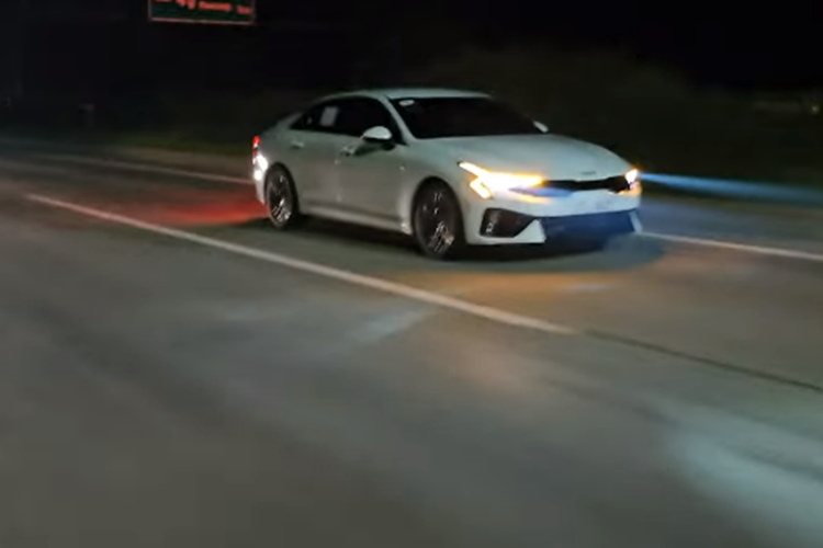 Bước vào bên trong mẫu xe này, khách hàng sẽ bắt gặp màn hình cong mới trên mặt táp-lô, tích hợp bảng đồng hồ kỹ thuật số và màn hình cảm ứng trung tâm cùng có kích thước 12,3 inch. Bên cạnh đó là hệ thống điều khiển màn hình cảm ứng trung tâm và điều hòa có thể tráo đổi cho nhau.