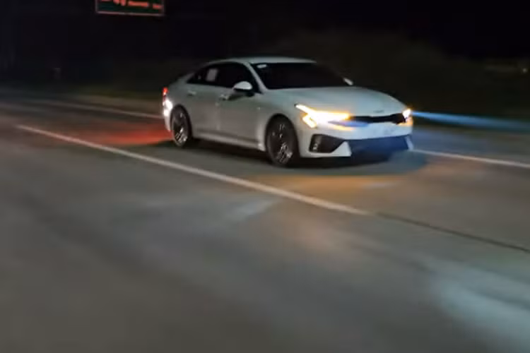 Bước vào bên trong mẫu xe này, khách hàng sẽ bắt gặp màn hình cong mới trên mặt táp-lô, tích hợp bảng đồng hồ kỹ thuật số và màn hình cảm ứng trung tâm cùng có kích thước 12,3 inch. Bên cạnh đó là hệ thống điều khiển màn hình cảm ứng trung tâm và điều hòa có thể tráo đổi cho nhau.