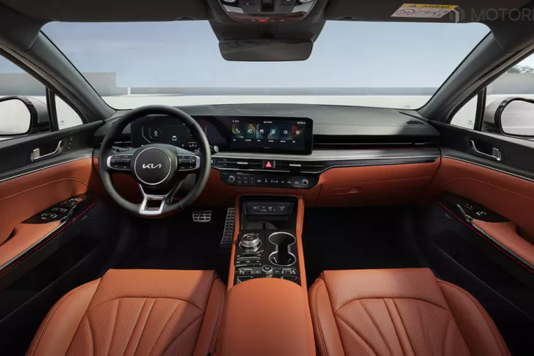 Cụ thể hơn, xe được trang bị lưới tản nhiệt với mắt lưới tổ ong mới, đèn pha LED nhỏ gọn, hiện đại hơn và dải đèn LED định vị ban ngày kiêm đèn báo rẽ lấy cảm hứng thiết kế từ bản đồ sao. Với bản GT-Line, xe sở hữu cản trước thể thao hơn với thiết kế hình đôi cánh và khe gió giả cỡ lớn ở hai góc.