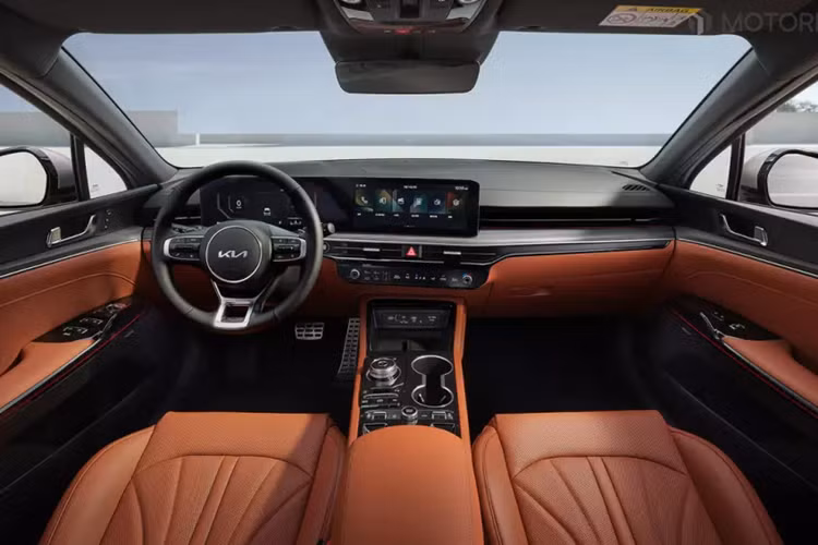 Cụ thể hơn, xe được trang bị lưới tản nhiệt với mắt lưới tổ ong mới, đèn pha LED nhỏ gọn, hiện đại hơn và dải đèn LED định vị ban ngày kiêm đèn báo rẽ lấy cảm hứng thiết kế từ bản đồ sao. Với bản GT-Line, xe sở hữu cản trước thể thao hơn với thiết kế hình đôi cánh và khe gió giả cỡ lớn ở hai góc.