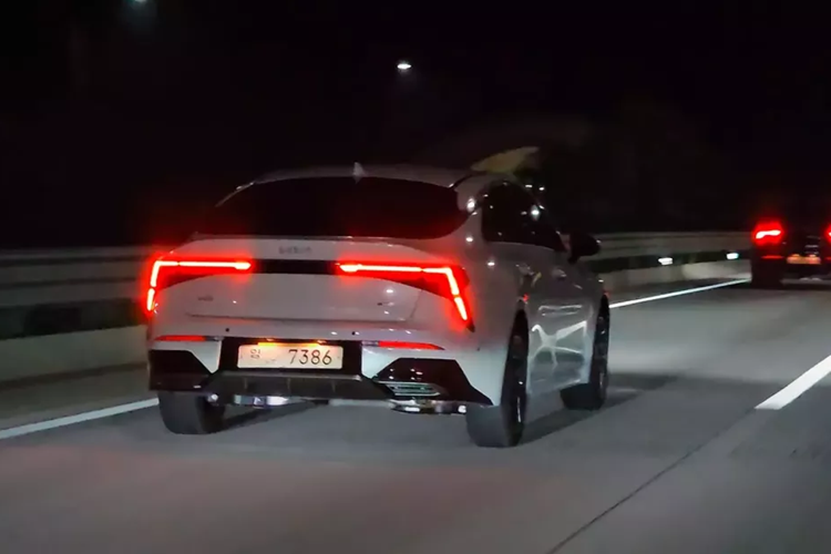 Chưa hết, mẫu sedan cỡ D này còn có vành la-zăng mới với thiết kế đa chấu, phay xước 2 màu ở bản GT-Line. Trong khi đó, khu vực đuôi xe được bổ sung đèn hậu mới, kéo dài xuống cản sau. Hai khe gió giả trên cản sau đã biến mất ở phiên bản mới. Bên cạnh thiết kế, Kia K5 2024 còn được bổ sung cả trang bị tiện nghi để hấp dẫn hơn trong mắt khách hàng và bắt kịp thời đại.