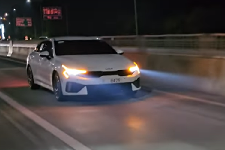 Hiện giá xe Kia K5 2024 và thời điểm ra mắt thị trường Mỹ vẫn chưa được công bố. Tại thị trường Hàn Quốc, xe có 3 phiên bản và giá bán dao động từ 27,84 - 39,54 triệu Won (khoảng 507 - 720 triệu đồng).