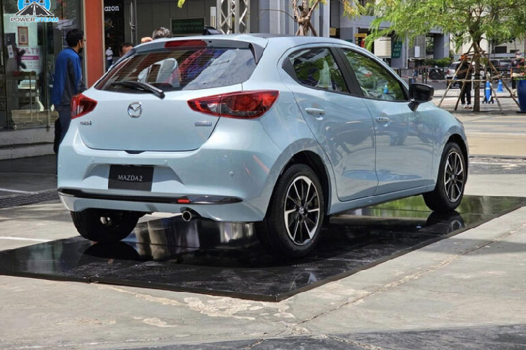 Doanh số một năm của Mazda chỉ đạt khoảng 1 triệu xe, bằng 10% của Toyota, 25% của Honda và 30% của Nissan. Điều này đồng nghĩa với việc Mazda không thể đầu tư cho các mẫu xe mới nhanh như các thương hiệu đồng hương. Bù lại, Mazda là một trong những hãng sở hữu dàn xe có thiết kế đẹp và bền dáng nhất trên thị trường.