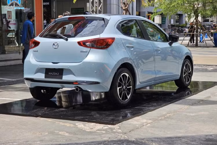 Doanh số một năm của Mazda chỉ đạt khoảng 1 triệu xe, bằng 10% của Toyota, 25% của Honda và 30% của Nissan. Điều này đồng nghĩa với việc Mazda không thể đầu tư cho các mẫu xe mới nhanh như các thương hiệu đồng hương. Bù lại, Mazda là một trong những hãng sở hữu dàn xe có thiết kế đẹp và bền dáng nhất trên thị trường.