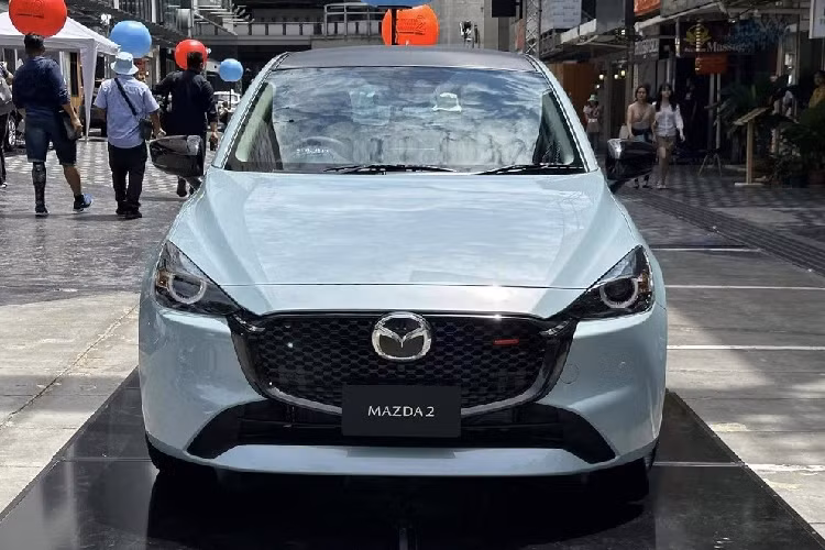 Mazda2 thế hệ hiện tại đã ra mắt từ năm 2014 với cả phiên bản sedan và hatchback. Trong khi các đối thủ như Toyota Vios, Honda City, Honda Jazz và Nissan Almera đều đã bước sang thế hệ mới thì Mazda2 chỉ được nâng cấp nhẹ.