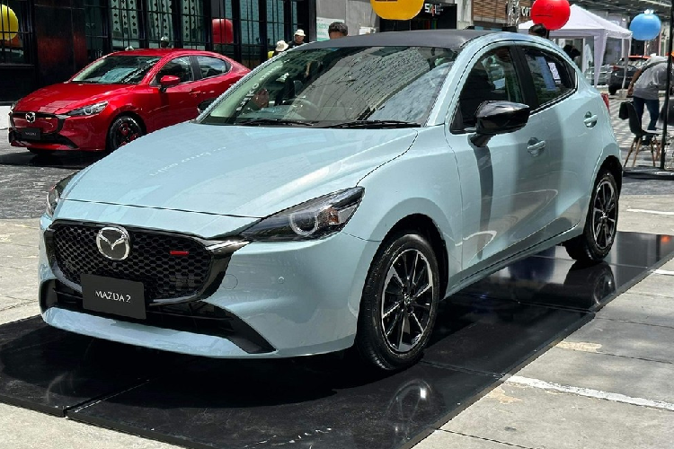 Ngày 21/6/2023 vừa qua, hãng Mazda đã chính thức vén màn phiên bản nâng cấp của dòng xe Mazda2 tại thị trường Thái Lan. Sau 5 ngày, hãng Mazda đã nhận được 1.500 đơn đặt hàng dành cho mẫu xe hạng B này. Con số này được coi là thành công khi Mazda2 2023 mới chỉ thay đổi nhẹ về mặt hình thức và trang bị so với phiên bản cũ.