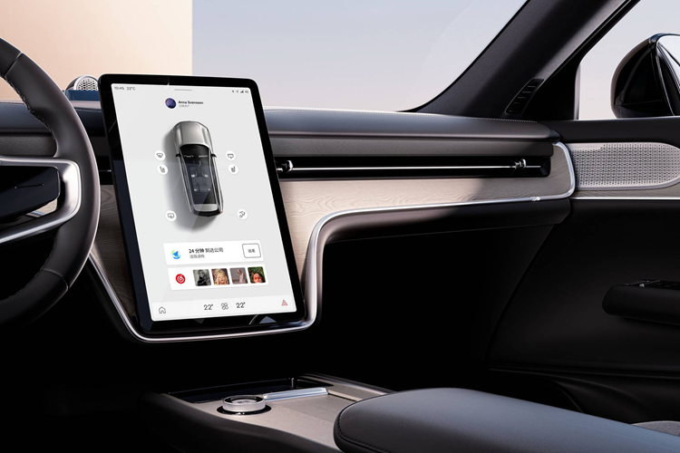 Hệ điều hành xe sử dụng là Google Android Automotive OS với nhiều tiện ích sẵn có như cập nhật phần mềm qua mạng và khả năng điều khiển bằng khẩu lệnh. Táp-lô xe đi theo phong cách tối giản, hệ thống phím bấm và núm xoay vật lý gần như bị lược bỏ hoàn toàn. Xe còn được trang bị loa ở tựa đầu và tính năng smartphone-as-key dùng điện thoại để tự động mở khóa.