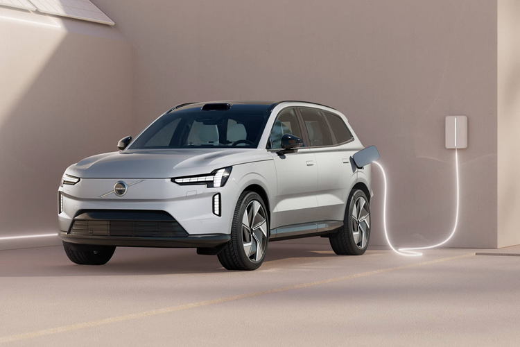 Kiểu dáng tổng thể của EX90 cũng vuông vức hơn, gợi nhớ đến ngôn ngữ thiết kế mới đang được áp dụng trên mẫu Polestar 3. Các chi tiết nhận diện như đèn LED ban ngày hình búa của thần Thor, cụm đèn hậu đặt dọc được tái thiết kế. Khu vực đặt lưới tản nhiệt đóng kín, liền mạch với nắp capo.