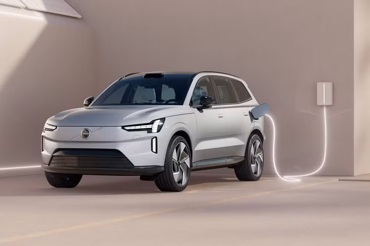 Kiểu dáng tổng thể của EX90 cũng vuông vức hơn, gợi nhớ đến ngôn ngữ thiết kế mới đang được áp dụng trên mẫu Polestar 3. Các chi tiết nhận diện như đèn LED ban ngày hình búa của thần Thor, cụm đèn hậu đặt dọc được tái thiết kế. Khu vực đặt lưới tản nhiệt đóng kín, liền mạch với nắp capo.