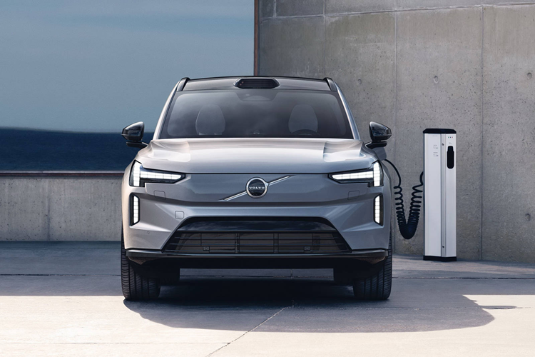 Pin dung lượng 111 kWh mang lại tầm vận hành 483 km mỗi lần sạc, đồng thời hỗ trợ 2 công nghệ sạc ngược cho thiết bị ngoài và sạc nhanh 10 – 80% trong 30 phút. Volvo EX90 có 2 cấu hình với bản tiêu chuẩn cung cấp công suất 408 mã lực, mô-men xoắn 770 Nm trong khi bản Performance cao cấp hơn nâng các thông số trên lên lần lượt 503 và 910 đơn vị.